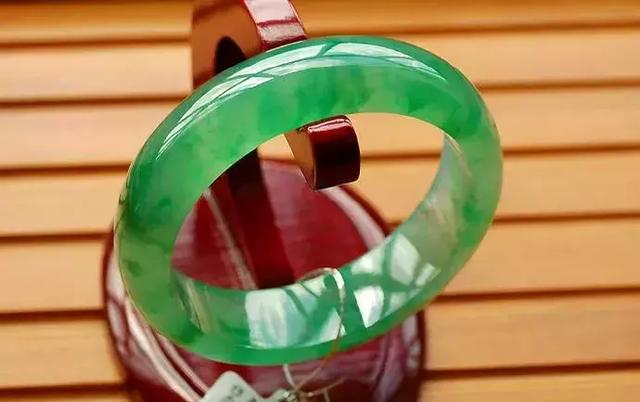 怎么判断玉已经戴活了,到底什么是“死玉” 怎么判断玉已经戴活了,到底什么是“死玉”