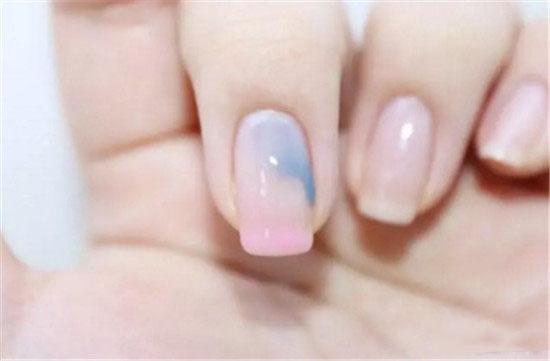 美甲贴纸怎么用，美甲贴纸怎么用法（贴纸DIY美甲教程）