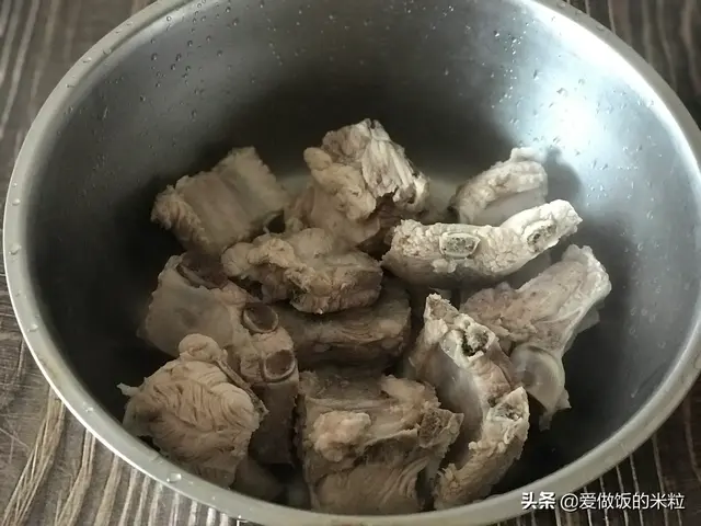 毛豆角怎么煮好吃又是绿色的，毛豆怎样煮才能又绿又好吃（豆角颜色翠绿不发黄）