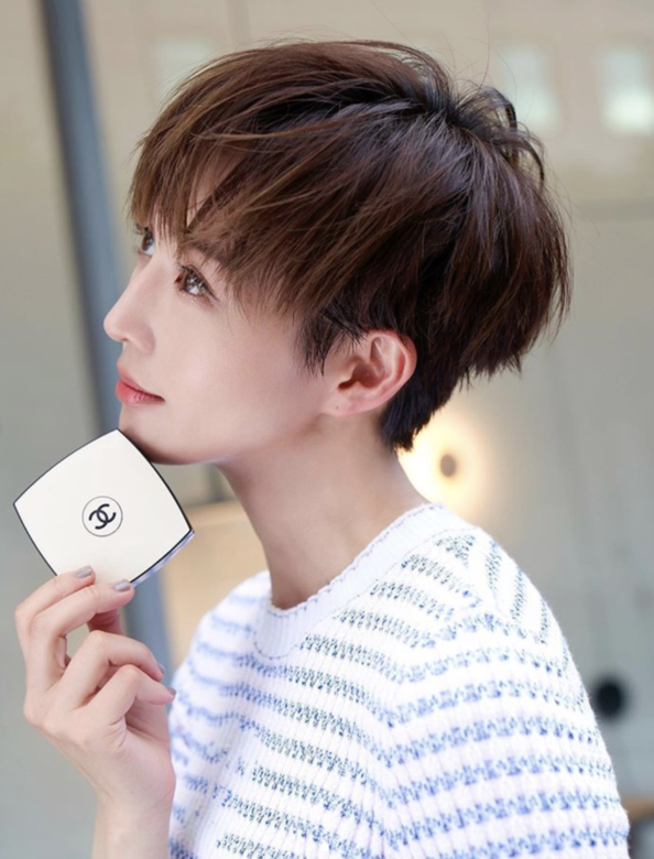 好看的发型女生中长发，好看的发型女生中长发2021（明星示范2020大热发型）