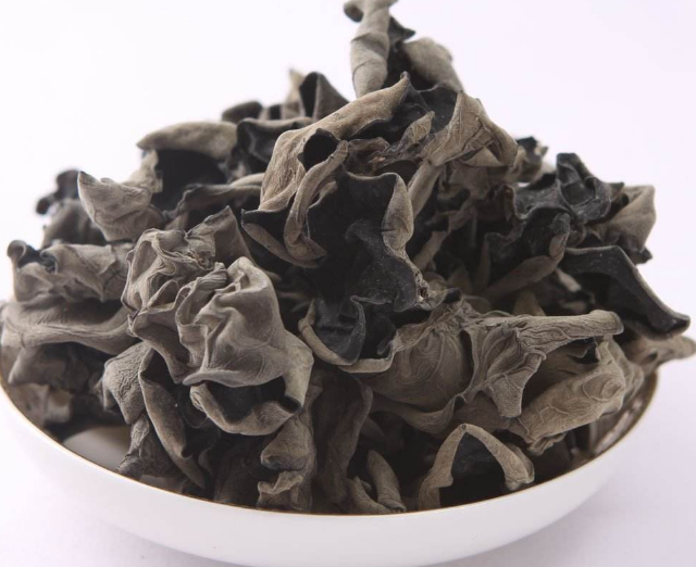 怎么样选够优质量的东北黑木耳，东北黑木耳的口感（4招保你挑到的木耳肥厚又劲道）