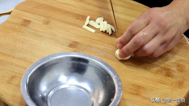 正宗糖醋鱼片的做法，正宗糖醋鱼片的做法视频（厨师长教你做地道的糖醋鱼）