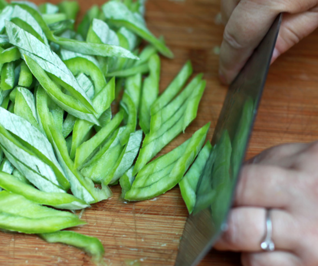 蛇豆的做法，蛇豆的做法大全家常菜蛇豆能和平菇红萝卜一起吃吗（遇见此瓜多买点）