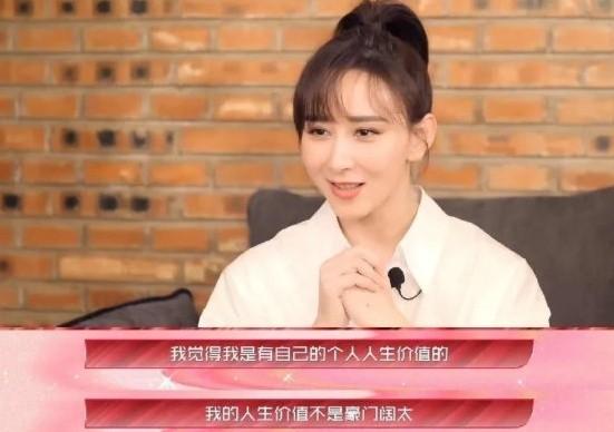 演员胡静照片，胡静与富豪老公恩爱现身（43岁胡静紧身白裙秀身材）