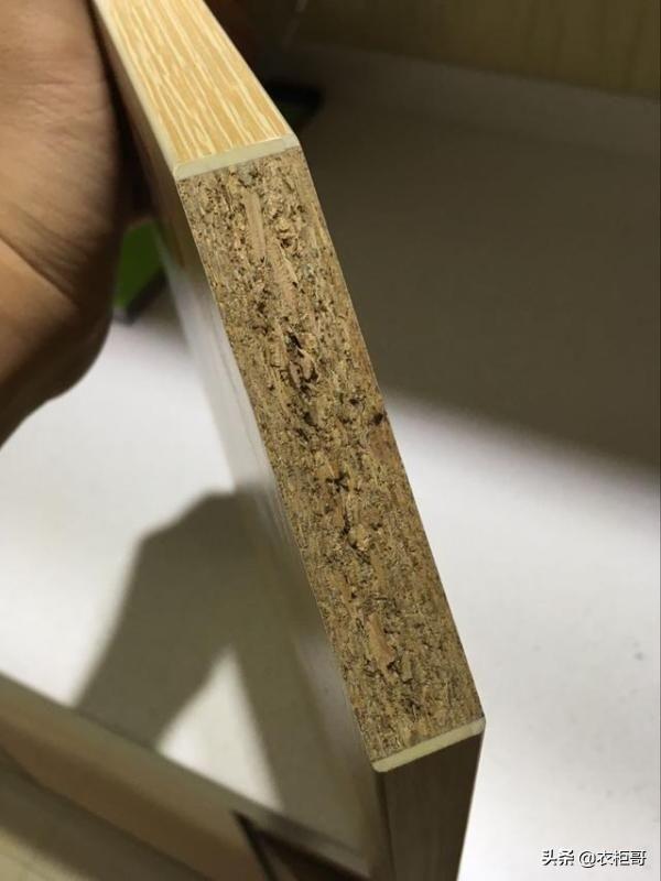 实木颗粒板特点有哪些，实木颗粒板特点有哪些呢（实木颗粒免漆板的优缺点）