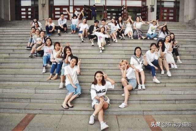 1,创意一字型摆出一字型的站位,不要正面面对相机,都侧身向内,这样就