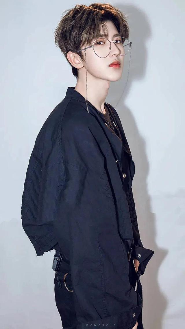 你们要的蔡徐坤壁纸哦,蔡徐坤壁纸图片(你们的蔡pd有亿点帅气)