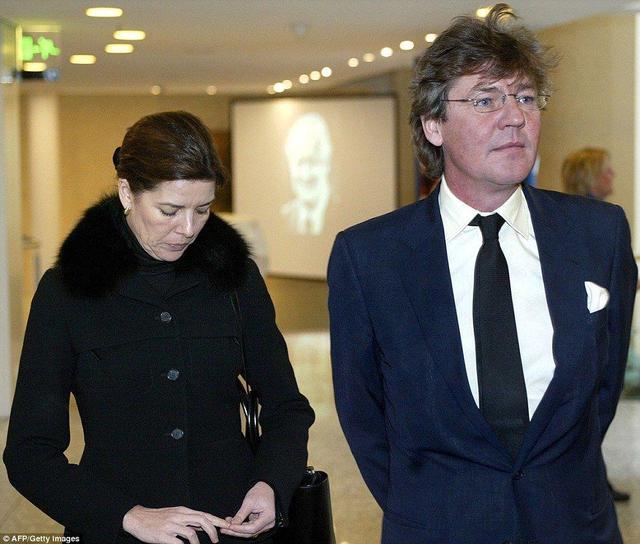 老王今年47岁，膝下一儿一女，儿子已经成婚，目前老王同老伴及未婚的女儿居住在一起。老王的家庭目前属于，　　类型。A核心家庭B联合家庭C主干（却打人、随地尿尿还勾搭老婆闺蜜）