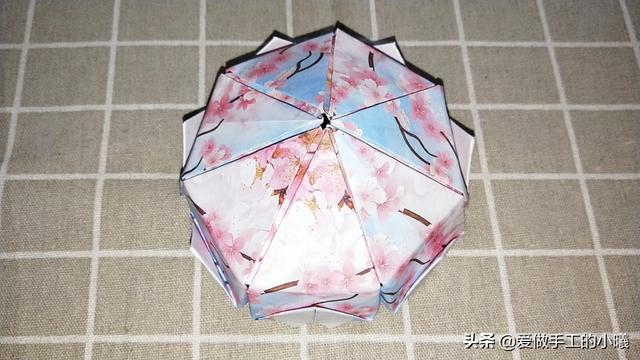 最简单的雨伞折纸方法图解，折纸教程：带爱心的小花伞