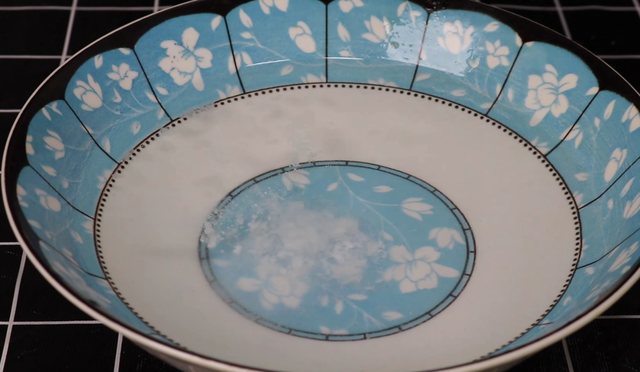 擀面皮的制作方法，擀面皮做法（一碗面粉倒进滚烫开水中）