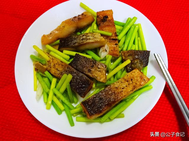 腊鱼怎么炒好吃，腊鱼怎么炒好吃又嫩（一道让我惦记了一年的菜）