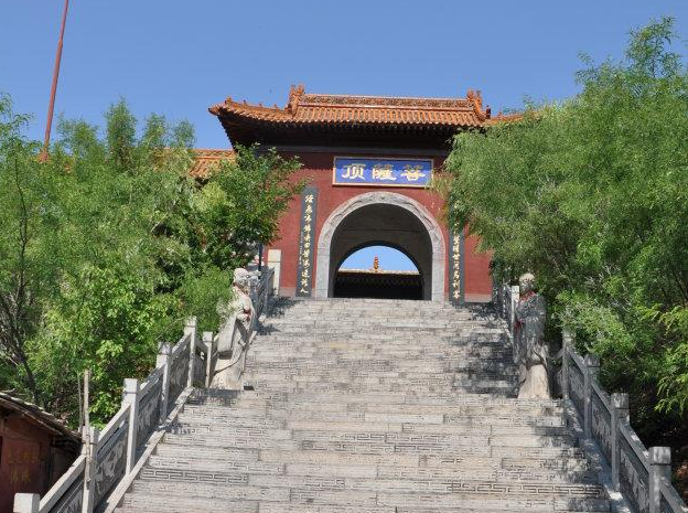 僧、尼、道共居一山修行  承德丰宁白云古洞景区，僧、尼、道共居一山修行（有一桥飞架两山之间的千年古刹）