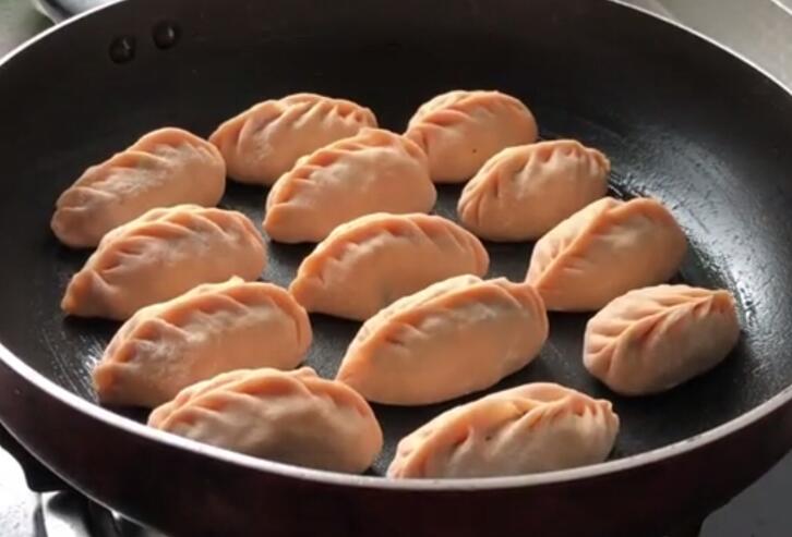 图片[6]-【水煎饺】做法步骤图 小孩特别喜欢吃 一大盘不够-起舞食谱网