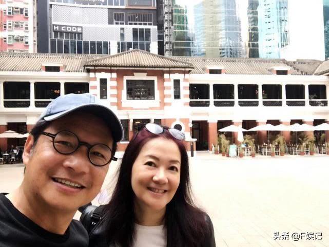 张学友的《有个人》 歌词，张学友的《有个人》（现实却每年都手写充满爱的卡片给太太）