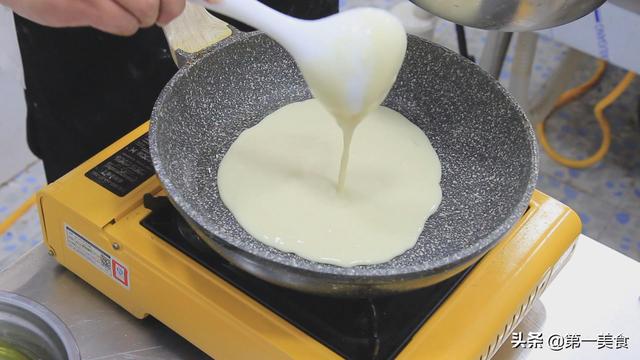 鸡蛋饼的家常做法，葱花鸡蛋饼的家常做法（快速做早餐鸡蛋饼）