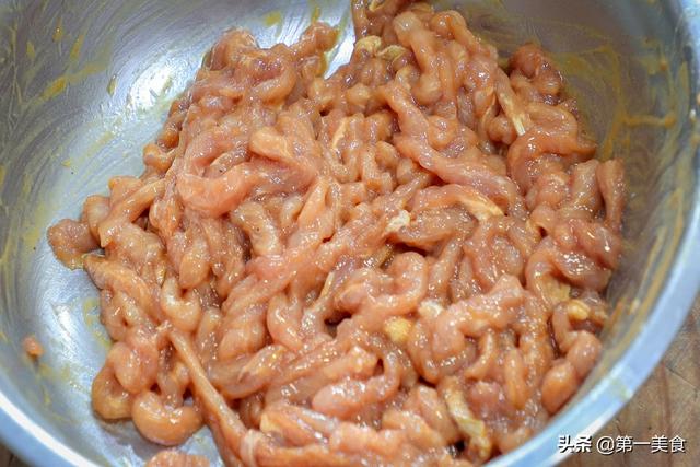 炒瘦肉怎么炒才嫩，瘦肉怎么炒才鲜嫩（肉丝不干不柴如此简单）