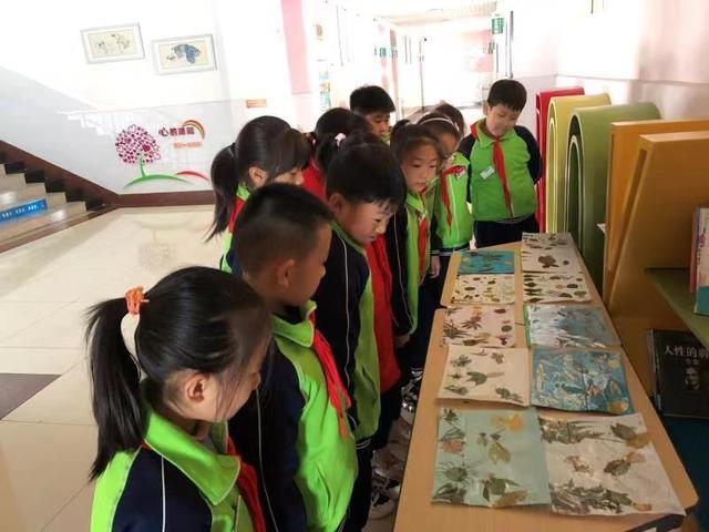 树叶贴画作品一等奖，树叶贴画作品一等奖桃花（留住秋天的味道——荣成市第二实验小学开展树叶粘贴画活动）