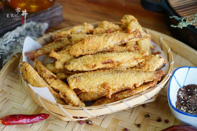 油煎小鱼的做法，油煎小鱼的做法步骤（记住挂糊的方法）