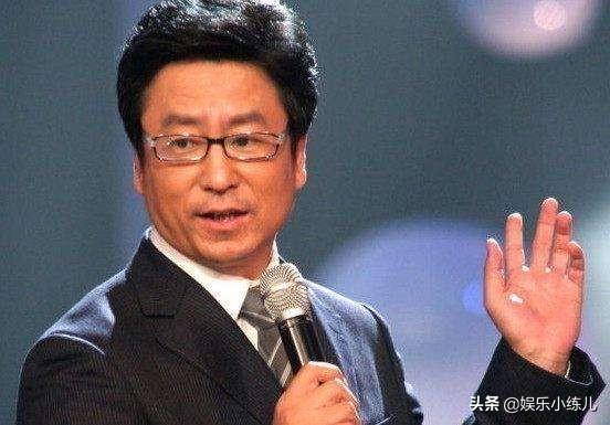 央视主持人白岩松简介，白岩松简介（转向幕后的主持人白岩松）