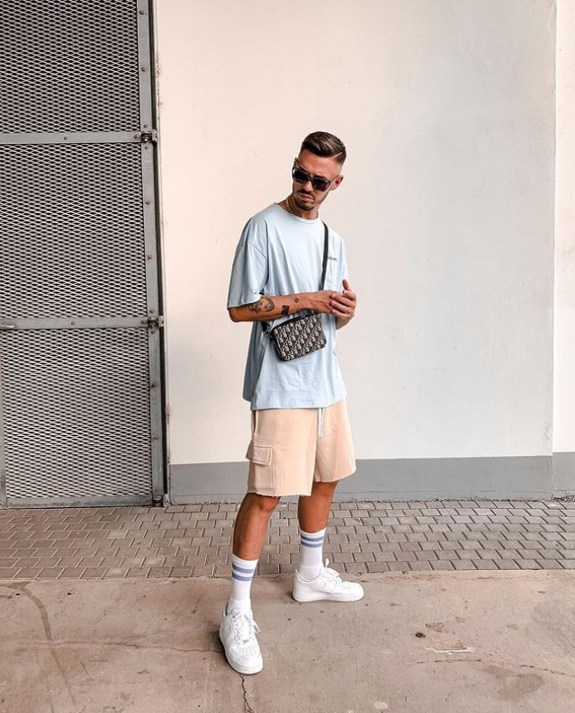 男士超级短裤怎么穿，一双长袜子不能少