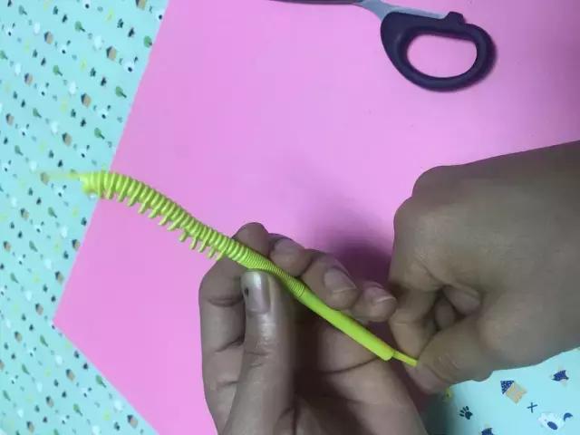 毛毛虫手工制作，橡皮泥手工毛毛虫的做法（10款最简单的毛毛虫手工制作教程）