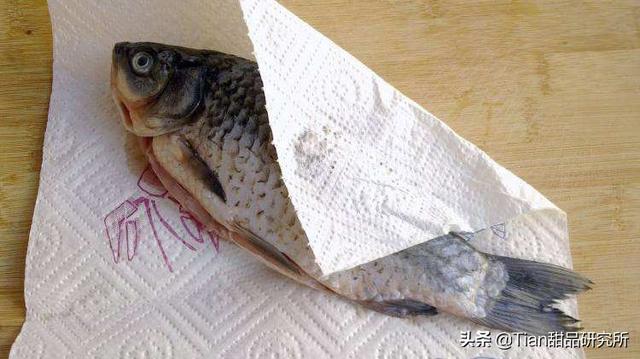 炸鱼怎么不粘锅不掉皮，油炸鱼怎么不粘锅不掉皮（炸鱼小妙招：如何不粘锅不掉皮）