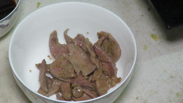 辣椒炒猪肝怎么炒好吃，猪肝炒辣椒怎样炒（直接下锅炒就大错特错了）