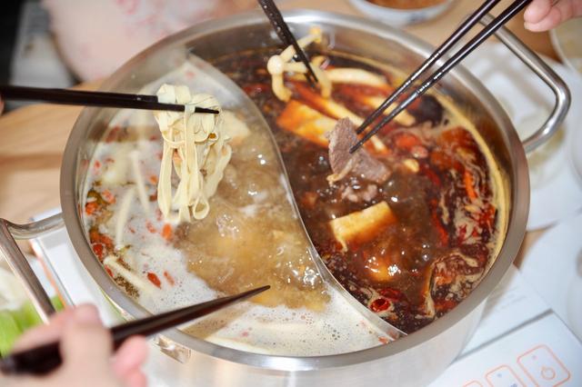 火锅清汤锅怎么配制，揭秘火锅店的奶白浓汤锅底