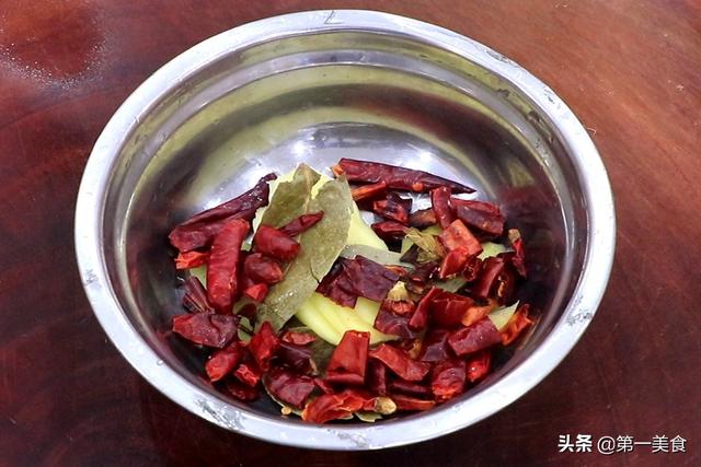 大盘鸡的制作方法，大盘鸡制作教程（大厨教你新疆大盘鸡正宗做法）