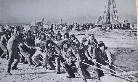 王进喜事迹简介，王进喜的事迹（“铁人”王进喜是国家的“老黄牛”）