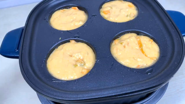 玉米面发糕的做法，玉米面发糕的做法松软又好吃（不用烤箱电饭锅）