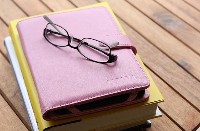 眼镜蓝光镜片和普通镜片区别，蓝光镜片有必要吗（你的镜片你确定选对了吗）