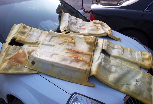 汽车被水淹了怎么办，下暴雨汽车被水淹了怎么办（车辆若不幸被水泡了）