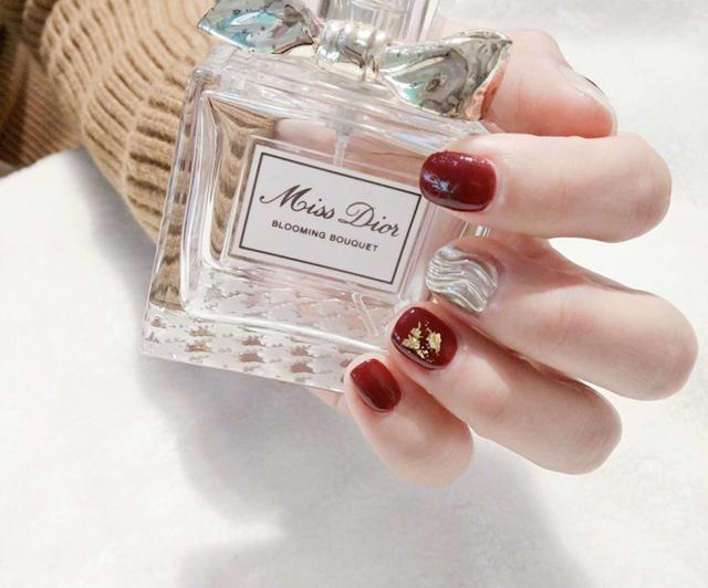 秋天指甲做什么颜色显白，适合冬天显白的指甲颜色（难怪女星大咖们都超爱）