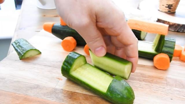 如何雕刻胡萝卜花，胡萝卜花怎么雕刻（用黄瓜和胡萝卜雕刻小火车的方法）