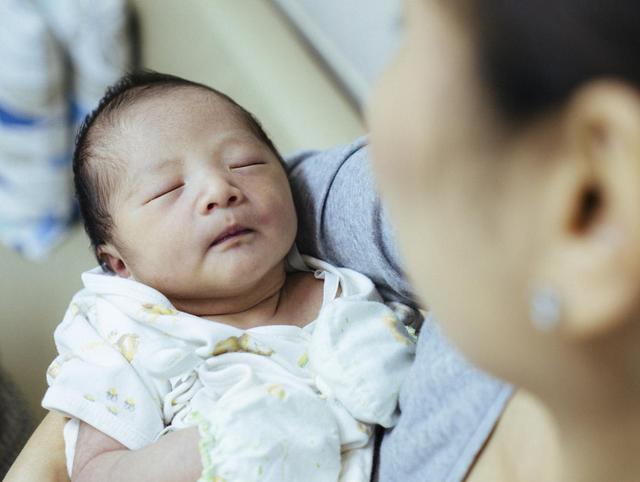 初生婴儿喂养知识，新生宝宝喂养知识（0-100天内的新生宝宝）