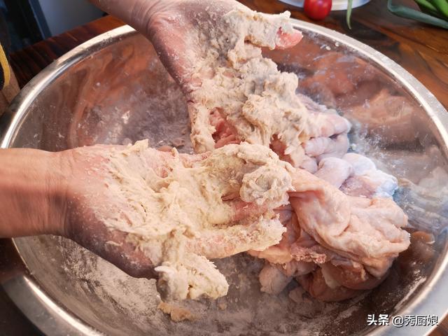 猪大肠怎么洗才干净，如何清洗肥肠（清洗猪大肠时，加醋加碱都不对）