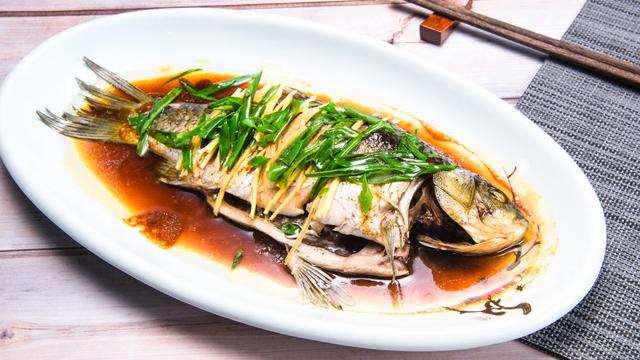 清蒸鲫鱼要蒸多久，清蒸鲫鱼一般蒸多久（做到这点肉质更鲜嫩肥美）