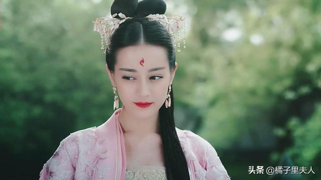 成玉元君与东华帝君，成玉站在人群前与连宋宛若天生一对