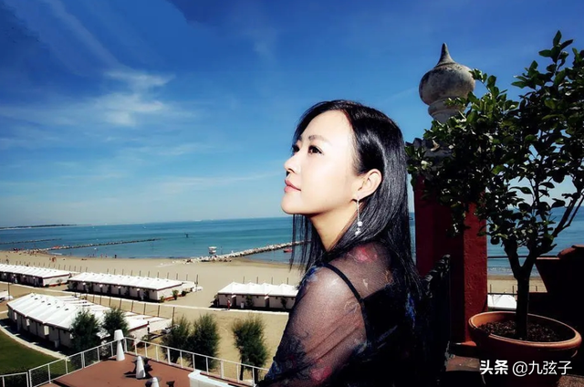 郝蕾给邓超颁奖是什么节目，郝蕾给邓超颁奖视频回放（禁片背后的女人郝蕾）