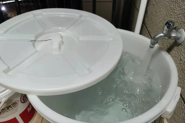 自来水养鱼怎么处理水，养鱼的水有什么要求（自来水困几天可以给鱼换水）