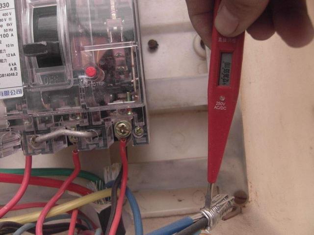 电闸怎么开步骤图解，电闸跳闸了怎么恢复电（找电工花20元换个插座）