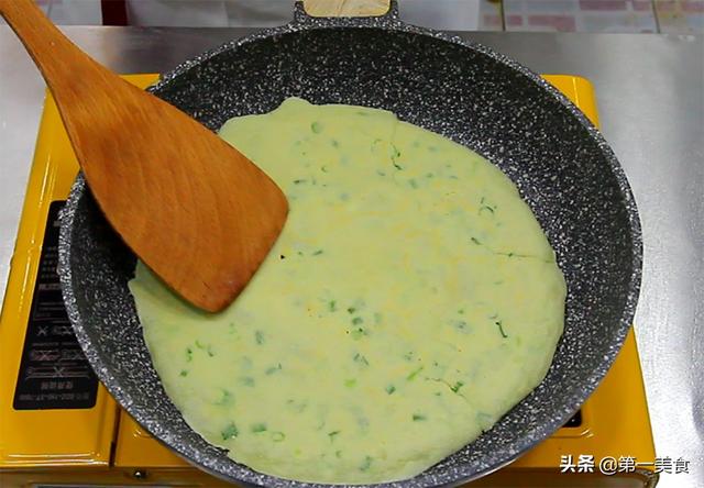 如何做葱花鸡蛋饼，做葱花鸡蛋饼的作文（小葱煎鸡蛋饼最简单的做法）