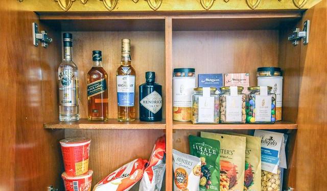 迪拜七星级酒店，迪拜七星级酒店有哪些服务（超奢华七星级住宿楼中楼房间大公开）