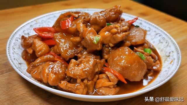 鸡肉炖土豆怎么炒好吃又嫩，土豆炖鸡这样做太好吃了