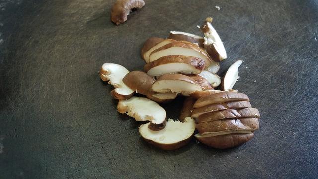 豆腐炖鱼的做法，豆腐炖鱼最简单的做法（豆腐炖鱼这样做）