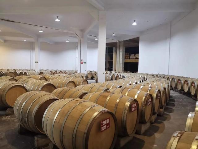 葡萄酒的酿制方法，葡萄酒的酿制方法配比（葡萄酒是如何酿造的）