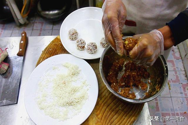 珍珠糯米丸子的家常做法，一拌一蒸、软糯鲜香颜值高