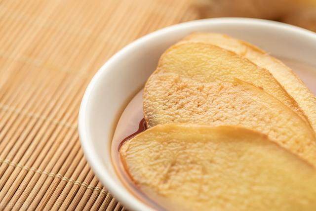长期早晨吃醋泡姜有什么坏处，中医醋泡姜的正确做法（长期食用醋泡生姜的人）