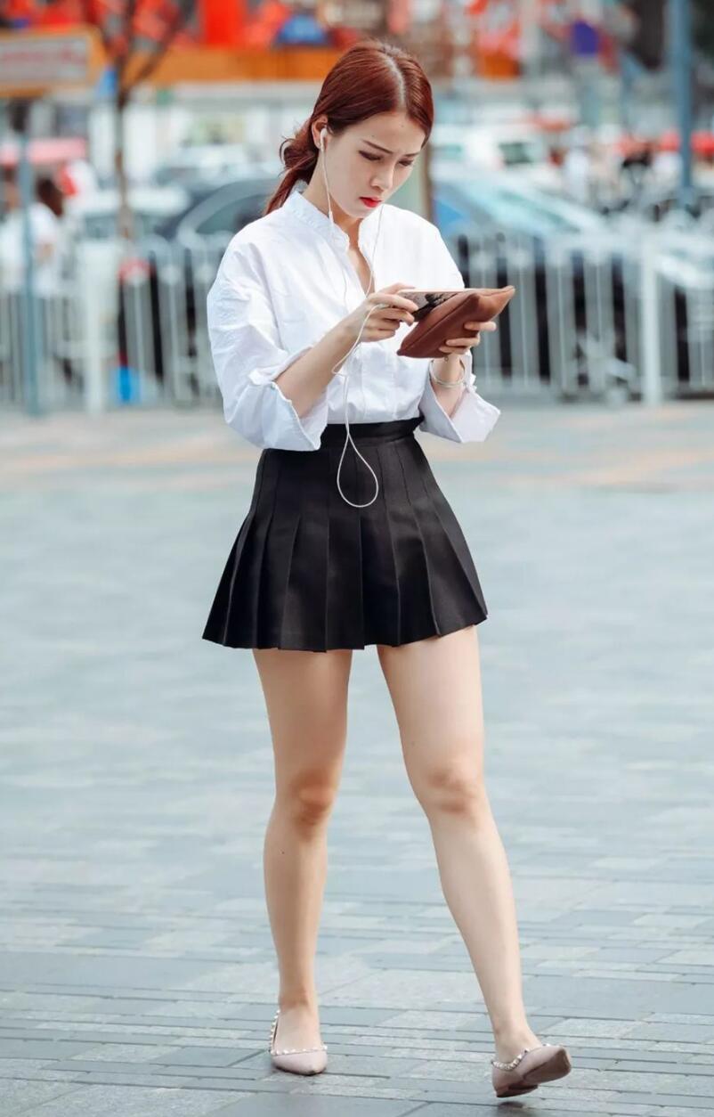 短裙搭配什么衣服好看(掌握短裙的穿搭思路)